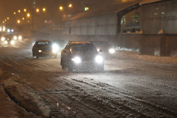 istock snowfall on the evening streets. blur specifically enhance movement 896922280