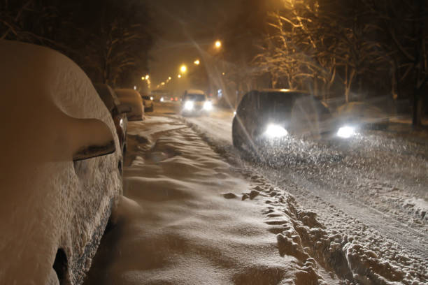 istock snowfall on the evening streets. blur specifically enhance movement 896922974