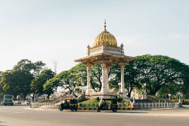 círculo de jayachamarajendra wadiyar (também chamado de arugatu pelos locais) é perto do palácio de mysore. - wodeyar - fotografias e filmes do acervo