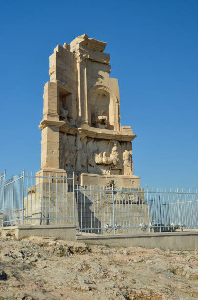 monumento de filopapou perto de cores da acrópole de atenas - restavration - fotografias e filmes do acervo