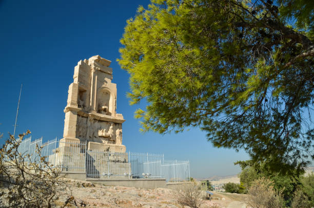 monumento de filopapou perto de cores da acrópole de atenas - restavration - fotografias e filmes do acervo