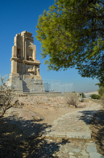 filopapou-denkmal in der nähe der akropolis athen griechenland farben - restavration stock-fotos und bilder