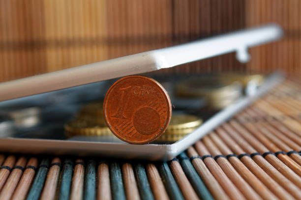 나무 대나무 테이블 명칭에 지갑 거짓말은 1 유로 센트를 반영 하는 거울에 유로 동전 더미 - european union coin one euro coin one euro cent coin 뉴스 사진 이미지