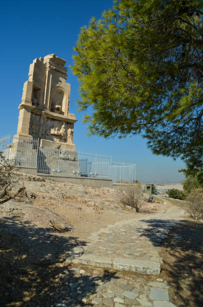 monumento de filopapou perto de cores da acrópole de atenas - restavration - fotografias e filmes do acervo