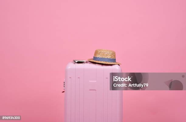 旅行者ピンクのスーツケースとパスポートの旅ピンクの背景上の文書し概念を旅行します - スーツケースのストックフォトや画像を多数ご用意 - スーツケース, ピンク色, バケーション