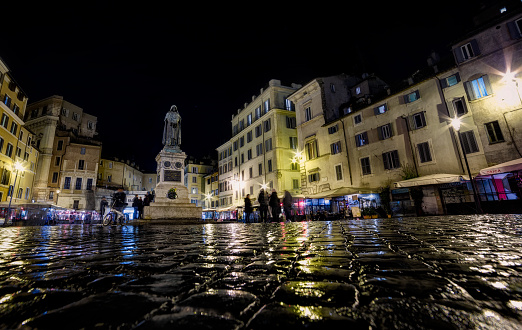Estatua de Giordano Bruno en Campo de Fiori Plaza por la noche photo