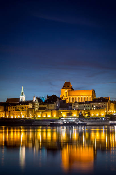 トルン、ポーランド、中世の塔、旧市街のパノラマの夜景。ヴィスワ川に反映 - saint johns river ストックフォトと画像