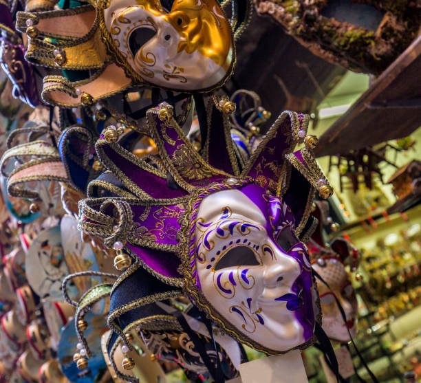 colección de máscaras venecianas de festival. muy coloridos y tradicionales máscaras en tiempo de mascarada de carnaval - mask masquerade mask venice italy costume fotografías e imágenes de stock