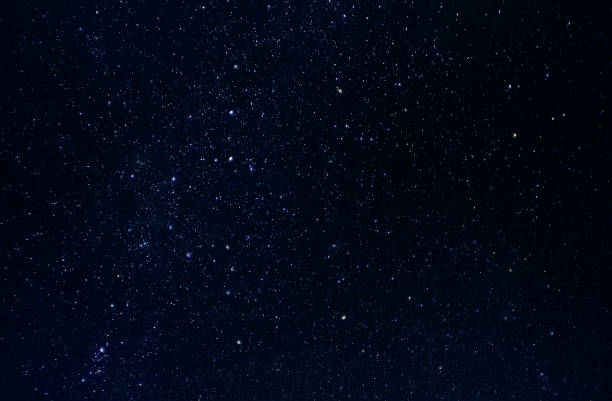 ciel de la nuit noire avec beaucoup de stars comme toile de fond - deep focus photos photos et images de collection