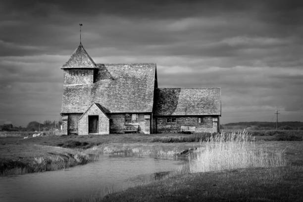 ロムニー マーシュにフェア フィールド教会。黒と白 - romney marsh ストックフォトと画像