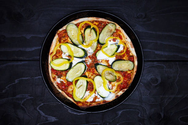 pizza sottile in crosta - italiano leggera - mozzarella tomato salad italy foto e immagini stock