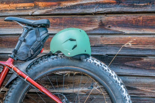 casco, sillín y rueda de la bici de grasa - saddlebag fotografías e imágenes de stock