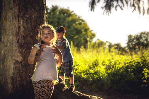 симпатичные очаровательные пухлые девушки играют на открытом воздухе в лесу во время летних каникул, символизирующих счастливое беззабот� - child one person full length outdoors стоковые фото и изображения