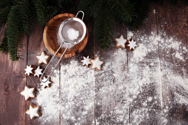 hornear galletas de navidad. panadería de estrellas de canela típico. - anise baked biscuit brown fotografías e imágenes de stock