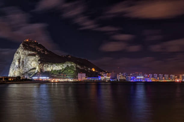 nuit avec le rocher de gibraltar de la ville espagnole la linea de la concepcion. - rock of gibraltar photos et images de collection