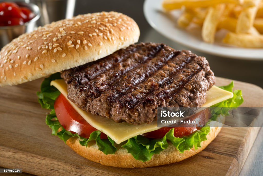 Angus Burger a la parrilla - Foto de stock de Hamburguesa de carne libre de derechos