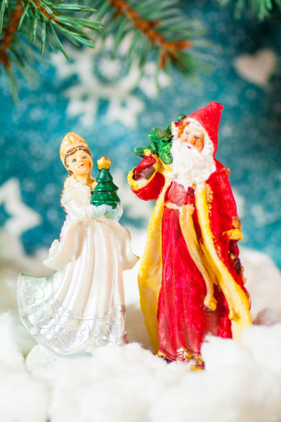 tarjeta de navidad fondo santa claus y nieve maiden ruso navidad personajes: snegurochka snow maiden con bolsa de regalos - ice maiden fotografías e imágenes de stock