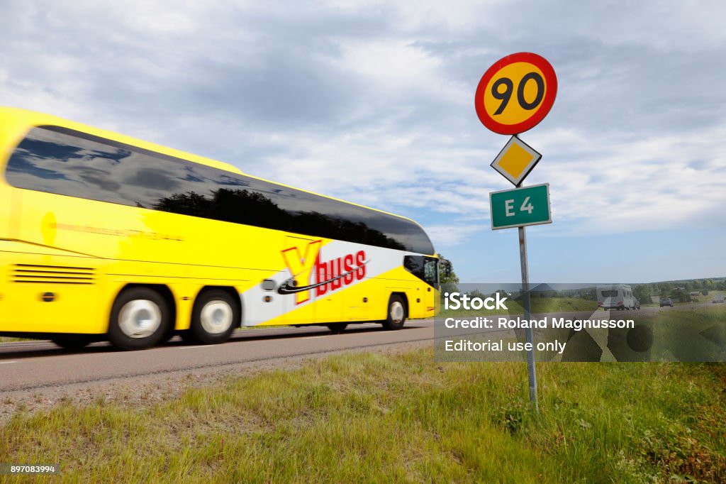 Autobús amarillo de la carretera E4 - Foto de stock de Aire libre libre de derechos