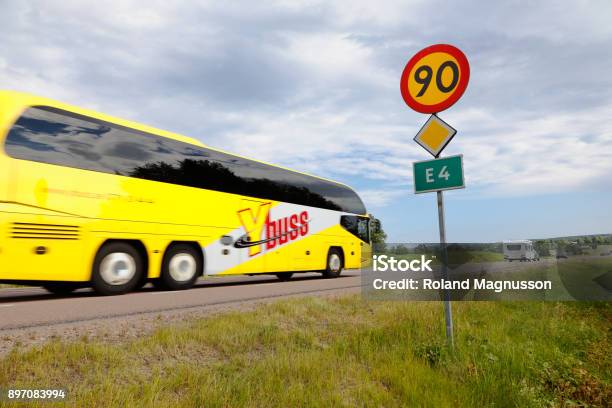 Autobús Amarillo De La Carretera E4 Foto de stock y más banco de imágenes de Aire libre - Aire libre, Amarillo - Color, Autobús