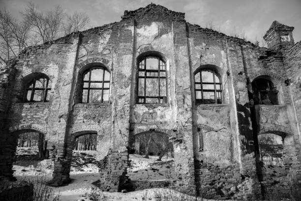 istock Old ruined brick building, destroyed and abandoned place. 897092694