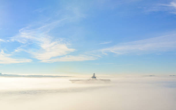 schlachtschiff im nebel - battleship armed forces canada sunlight stock-fotos und bilder