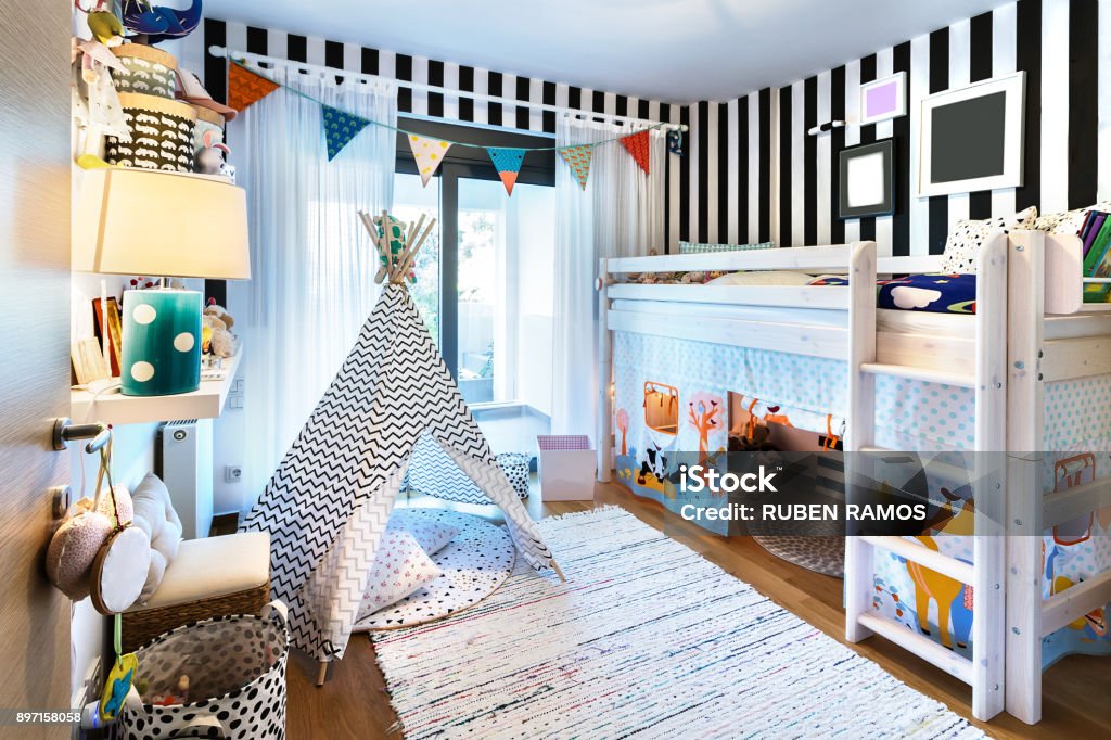 Chambre d’enfant avec tipi et lit superposé. - Photo de Enfant libre de droits