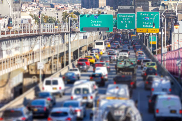 Rush hour traffic jam on the Williamsburg Bridge in Brooklyn New York City Rush hour traffic jam with cars, trucks, buses, and taxis on the Williamsburg Bridge in Brooklyn New York City BQE stock pictures, royalty-free photos & images