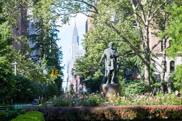 historyczna scena krajobrazowa gramercy park na manhattanie w nowym jorku z wieżowcami midtown w tle - manhattan new york city urban scene midtown manhattan zdjęcia i obrazy z banku zdjęć