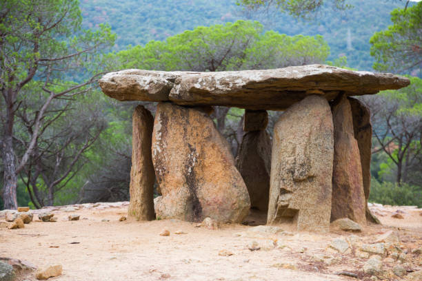 dolmen de pedra gentil - hünengrab stock-fotos und bilder