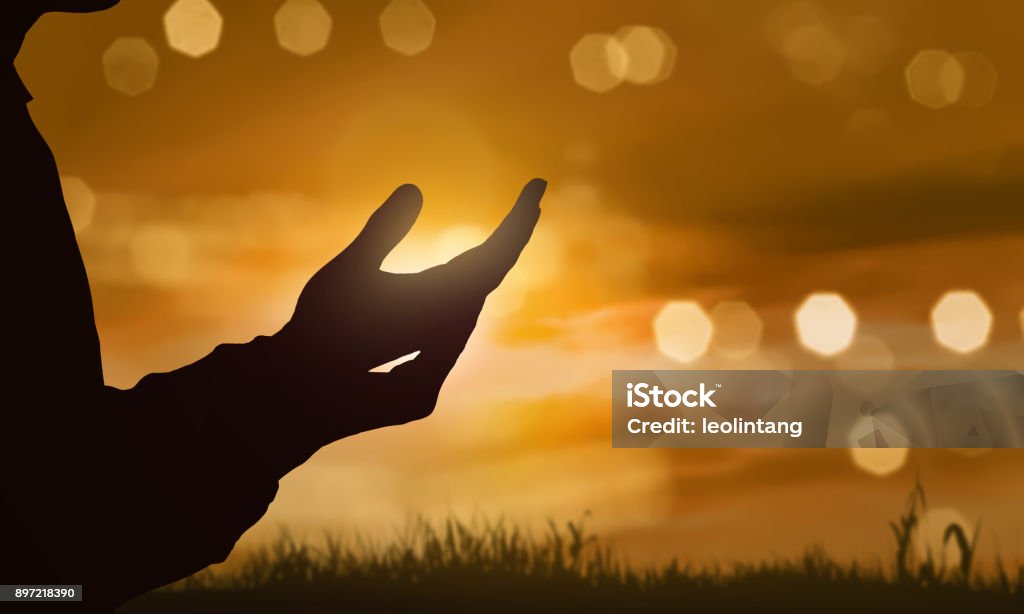 Silhouette von Menschenhand mit offener Handfläche zu Gott zu beten - Lizenzfrei Beten Stock-Foto