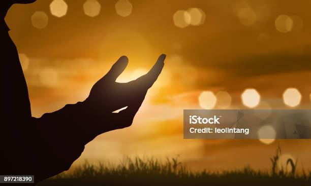 Silhouette Von Menschenhand Mit Offener Handfläche Zu Gott Zu Beten Stockfoto und mehr Bilder von Beten