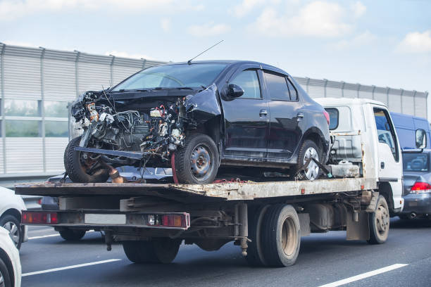 wrecker transportuje uszkodzony samochód - tow truck zdjęcia i obrazy z banku zdjęć