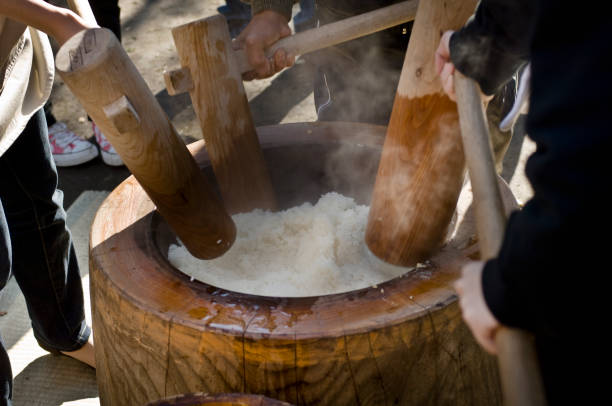 preparation of mochitsuki new year - year 2007 imagens e fotografias de stock