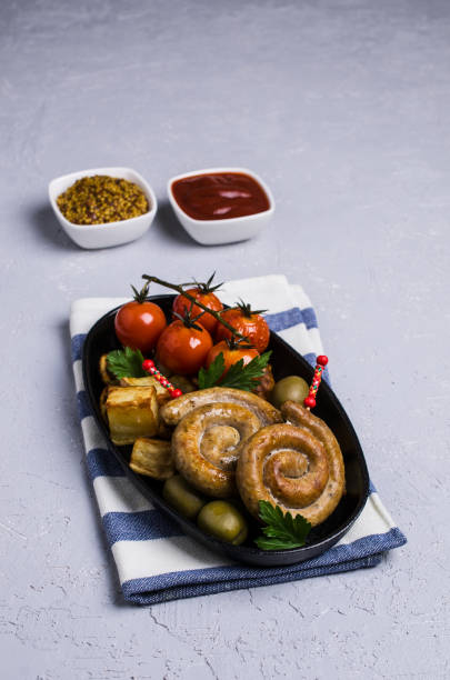 istock Round fried sausages with vegetables 897250388