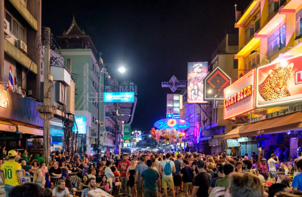 turistas no identificados con beber viajando en pub y bar en khao san - khao san road fotografías e imágenes de stock