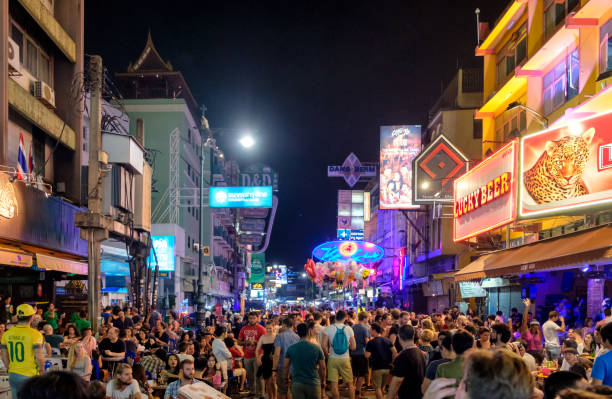 카오산에 술집과 바에서 여행 음주와 미확인된 관광객 - khao san road 뉴스 사진 이미지