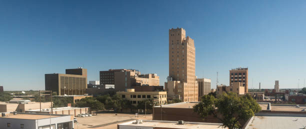 automne après-midi bleu ciel lubbock texas downtown city skyline - lubbock photos et images de collection