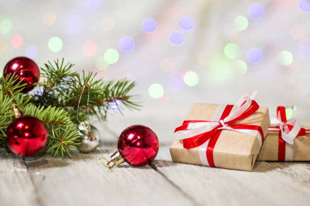 istock Gift boxes and colorful decorated Christmas tree on bokeh background with copy space 897319154