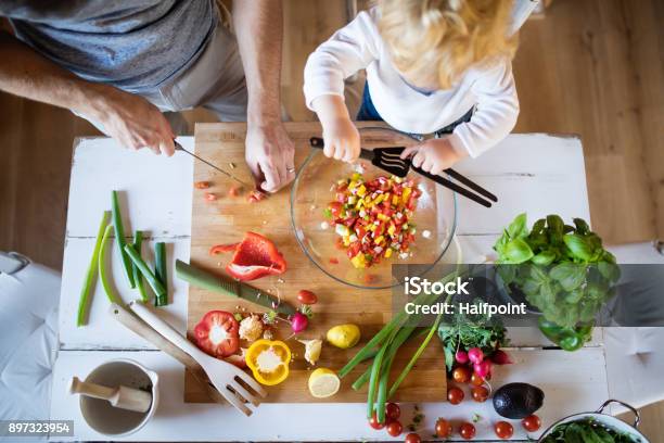 料理幼児男の子と若い父親 - 子供のストックフォトや画像を多数ご用意 - 子供, 調理する, 家族