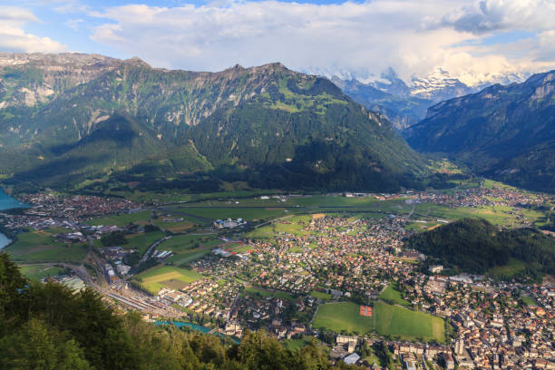 città interlaken e lago di brienz circondati da una zona montuosa, svizzera - brienz house switzerland european alps foto e immagini stock