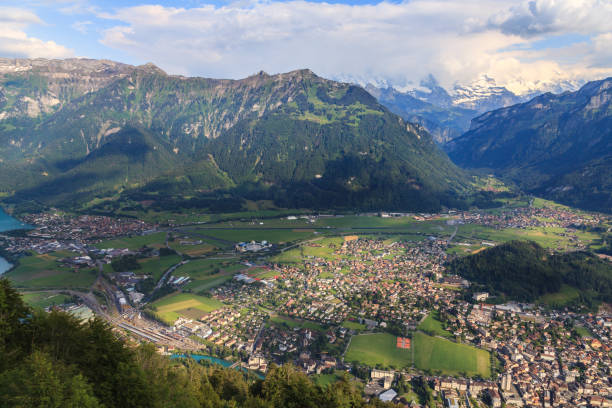 インターラーケンの町とブリエンツ湖、スイスの山岳地帯に囲まれています - brienz house switzerland european alps ストックフォトと画像