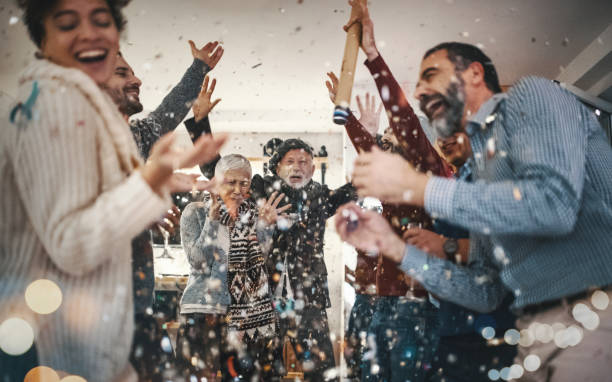 fiesta de año nuevo. - living room people joy happiness fotografías e imágenes de stock