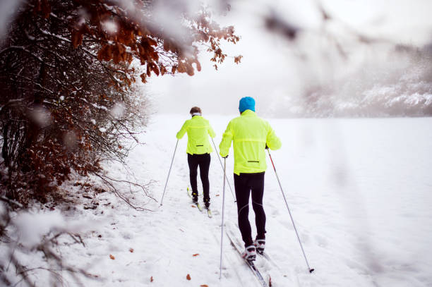 esquí de fondo pareja senior. - back country skiing fotos fotografías e imágenes de stock