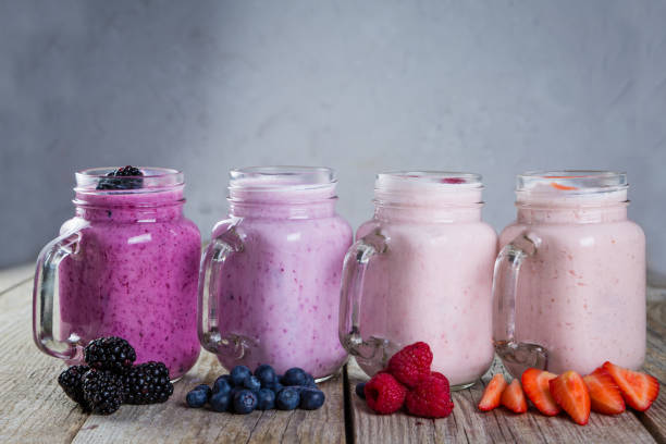 sélection de boissons berry detox colorées sur fond de bois - fruit strawberry blueberry berry fruit photos et images de collection