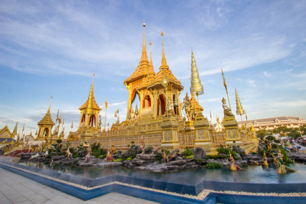 выставка, посвященная королевской церемонии кремации, церемониальная земля санам луанг, бангкок, таиланд 25 ноября 2017 года: королевский кре� - sanam luang park стоковые фото и изображения