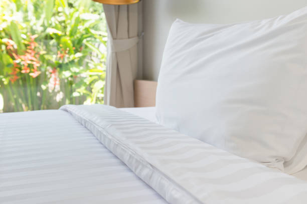 biała poduszka i białe łóżko w pokoju łóżkowym - double bed headboard hotel room design zdjęcia i obrazy z banku zdjęć