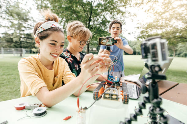 adolescenti che lavorano al progetto di robotica - stem foto e immagini stock