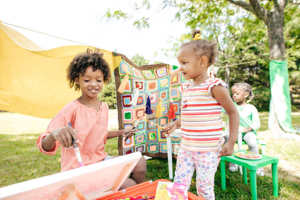 istock Outdoor art lesson for kids 897391860