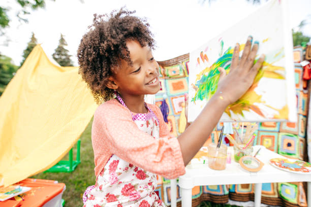 istock Outdoor art lesson for kids 897391868