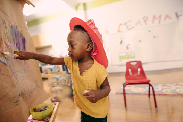 профессиональная живопись в детском саду - preschooler toddler classroom learning стоковые фото и изображения